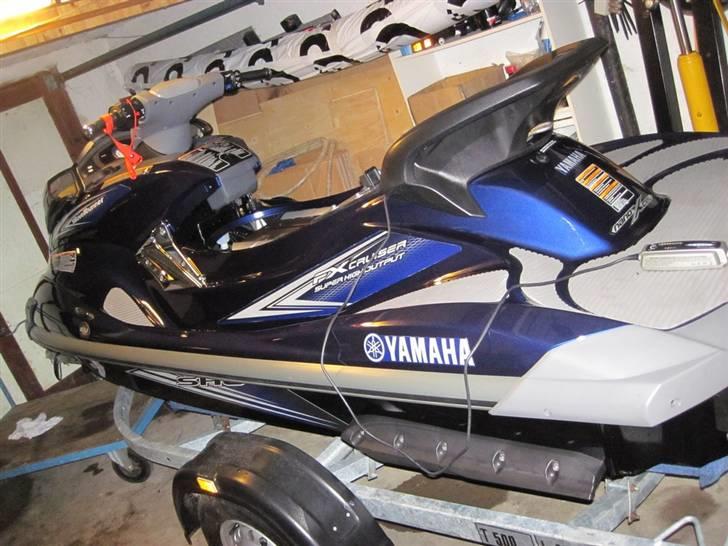 Yamaha FX SHO Cruiser [SOLGT] - her står den så, som alle vanscootere bør stå efter brug, nemlig skyllet, og åben i opvarmet garage så fugt kan komme ud :-) billede 10