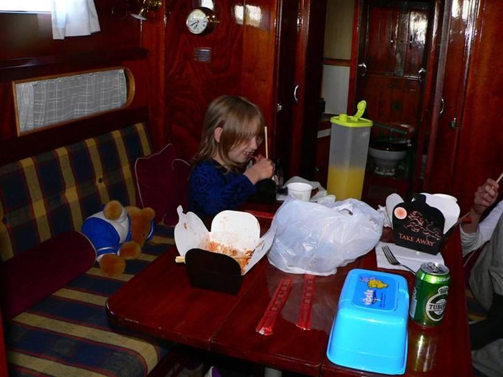 B Motorbåd - Hygge med kinamad i kahytten billede 19
