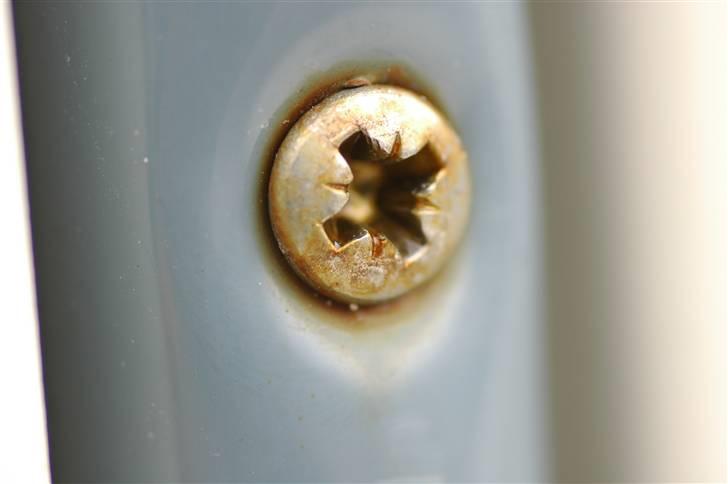 Terhi 6020c - Næsten alle "rustfri" skruer så sådan ud...hvorfor mon ?? billede 4