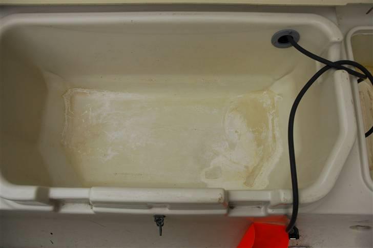 Terhi 6020c - Benzin tanks rummet er noghet hærget af spildt benzin det ætser/smelter åbenbart ABS materialet billede 8