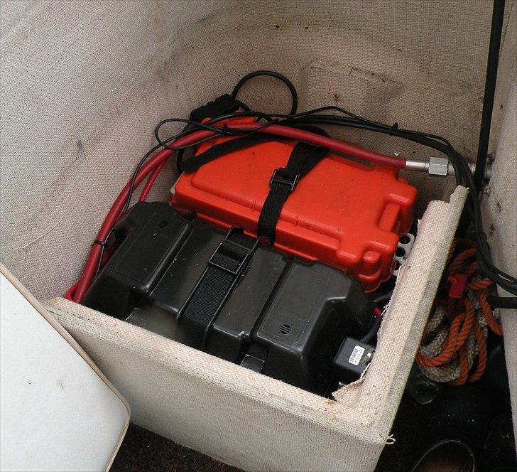 Shetland Saker - To batterier, sikret så der altid er start strøm billede 3