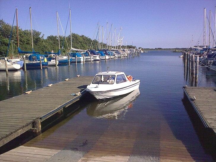 Jofa 485 (solgt) - Det var heldigvis dejligt vejr da vi havde hentet båden og den skulle i vandet for første gang :) billede 2