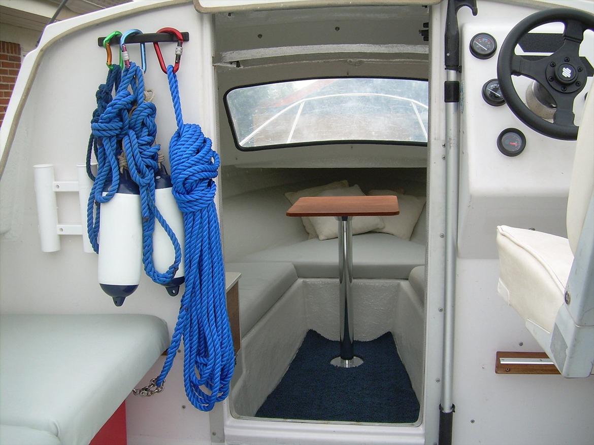 Shetland 498 - Ny kabine med nyt bord, nyt tæppe, nye sæder og skabe. billede 14