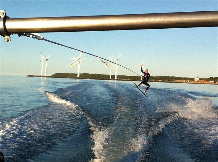 Chris Craft Scorpion 21  - Her er det muligt at se hvor højt trækket er,, helt fantastisk at stå på wakeboard efter billede 11