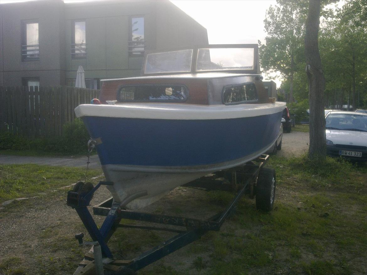 Glasfiberbåd motorbåd - står og venter på at blive kørt til havnen billede 14