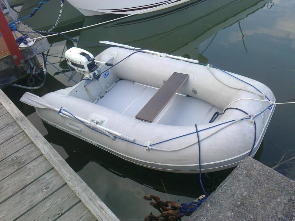 Quicksilver 270 - en uge efter jeg fik den.........nogle venner fra havnen  gav mig motren som er på billed en sailmarster 4 hk billede 6