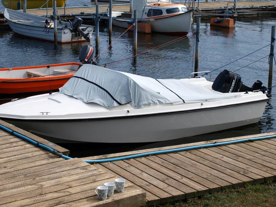 Selco Glasfiber speedbåd - Selvom havnepresseningen er hjemmesyet, gør den sit job. billede 7