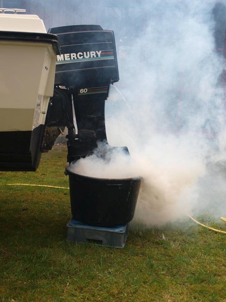 Selco Glasfiber speedbåd - Opstart efter vinterkonservering - Konserveringsolien brændes af, og det ryger lige lidt ekstra :-) billede 13