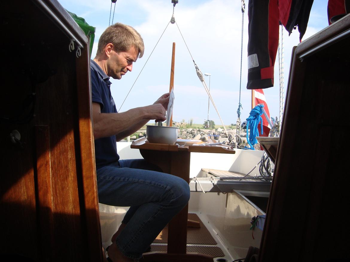 Larsen 25 - Omø 2011. Bordet passer også i cockpittet. billede 16