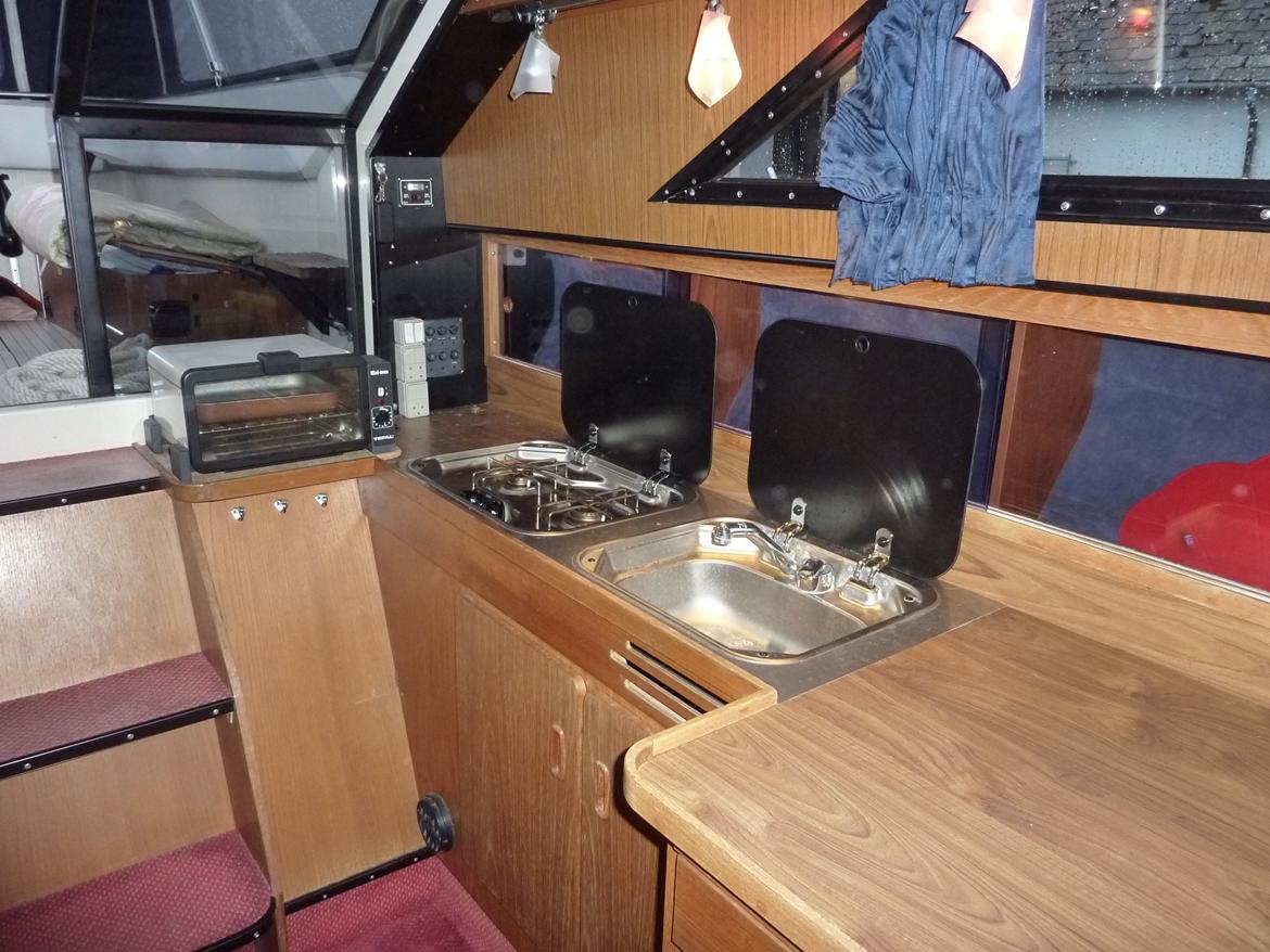 Draco 3000 Sunbrige/taga - Køkken med ny vask og komfur med glaslåger billede 4