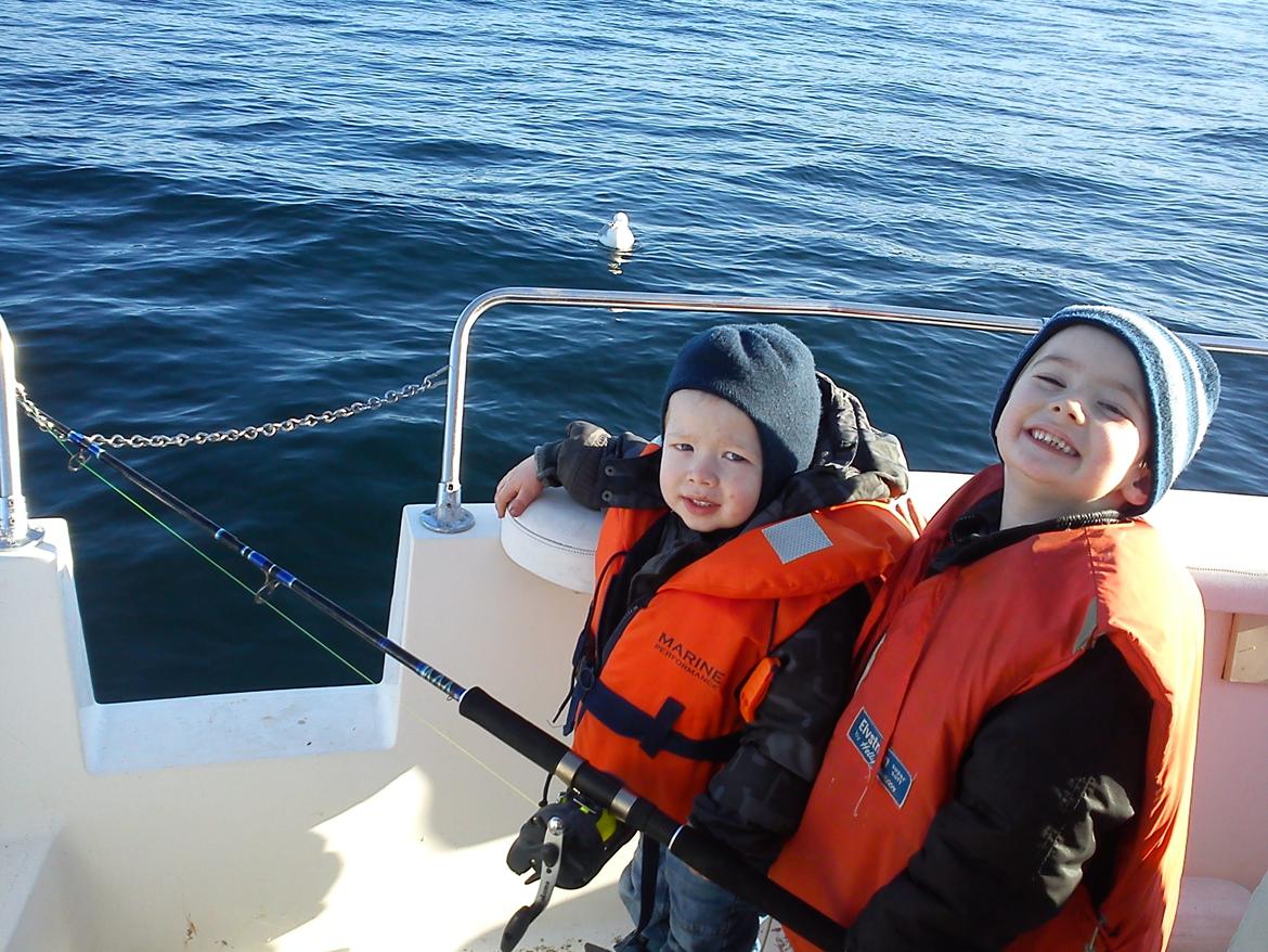Bayliner 2155 sunbridge ciera (Hardtop) :) - Jónas og Dávid på fiske tur med far :) billede 13