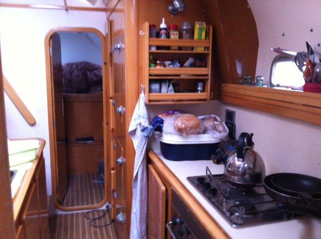 Flerskrogsbåd privilege 42 - Pantry (køkken) Ombord hos os må man gerne sige gulv og loft og køkken. billede 5