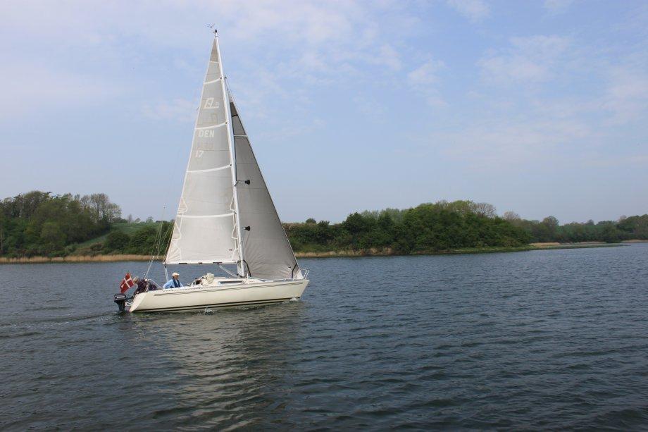 Larsen 25 - 2013 Pinsetur til Dyvig. Motoren gøres klar til indsejling i marinaen.  billede 6