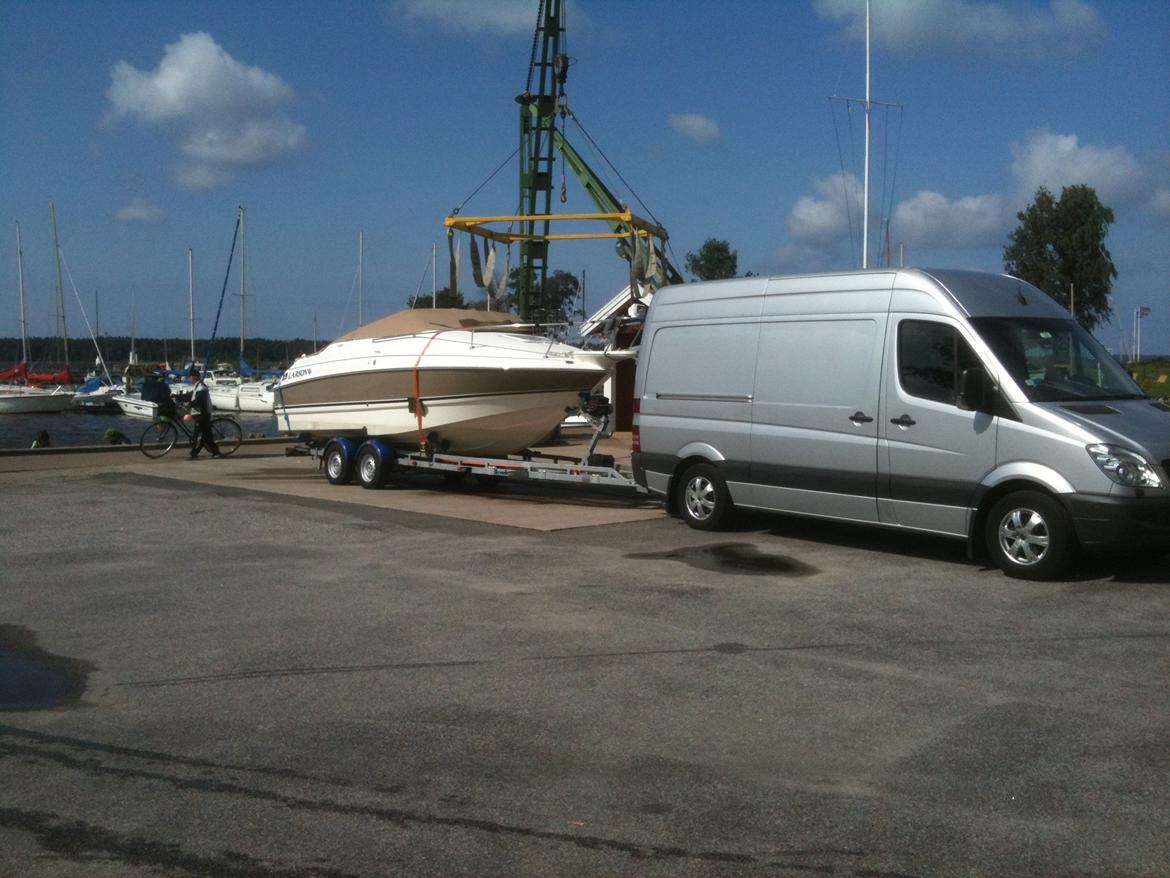 Larson 220 Cabrio - På vej til at ligge båden i vandet i Vänern ved Mariestad billede 6