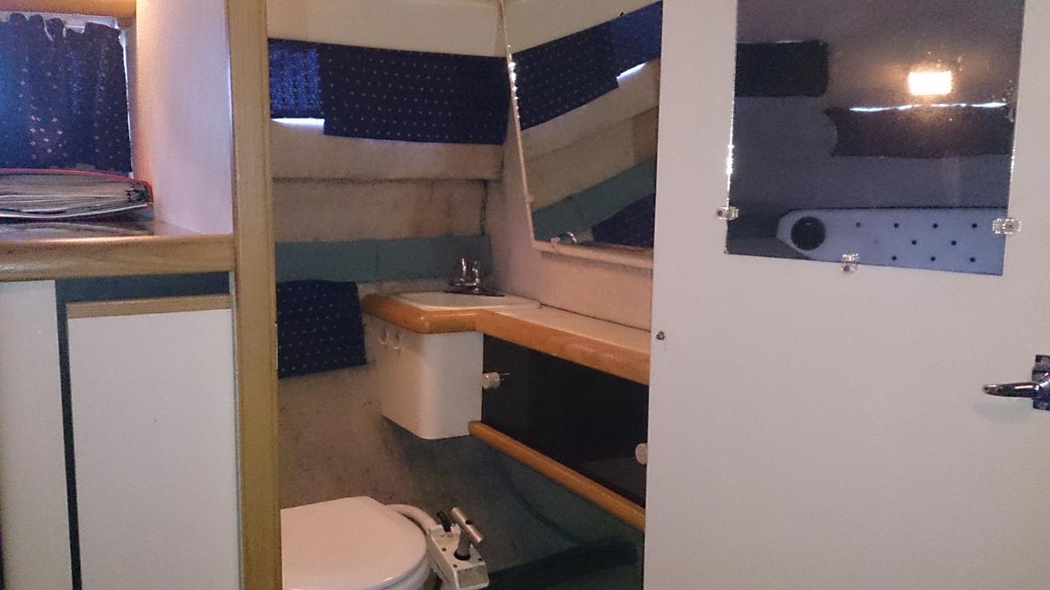 Bayliner 2455 Sunbridge - Toilettet hvor der ligeledes er en håndvask. toilettet er med holding tank, så det også kan bruges når man ligger i havn. billede 7