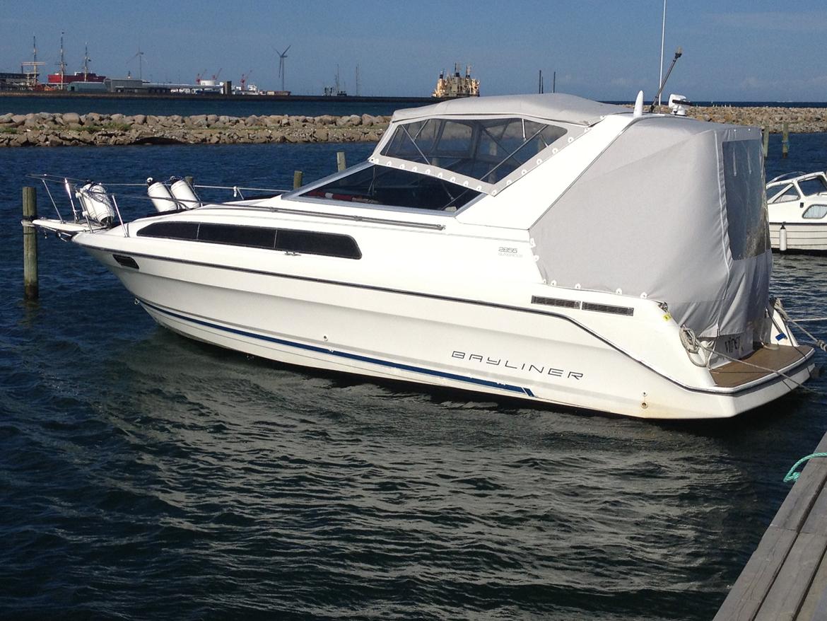 Bayliner 2855 - Her ligger hun i profil med ny kaleche, der giver masser af plads agter billede 1