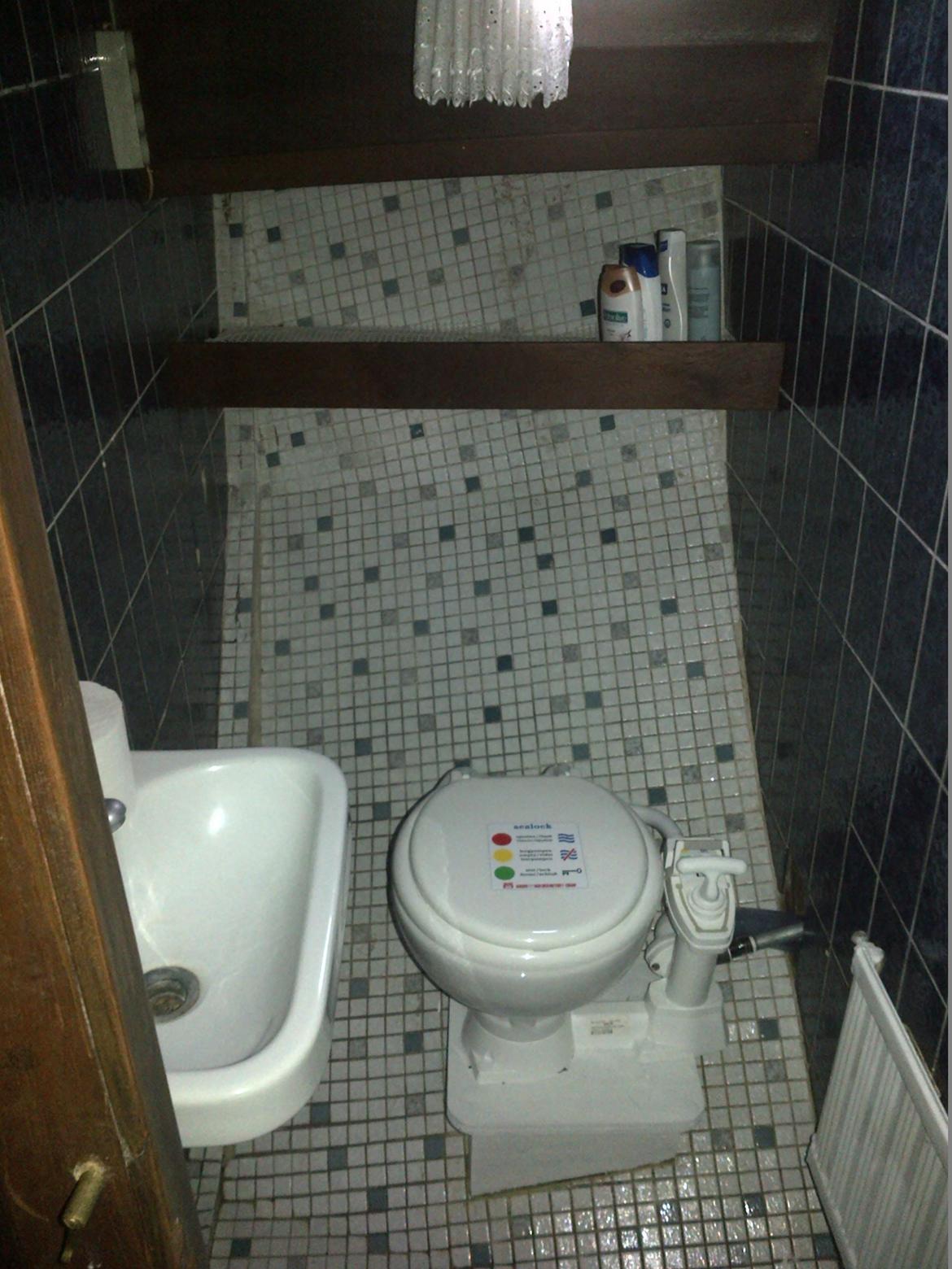 B kutter - toilet m. rigtige fliser og stifter billede 8