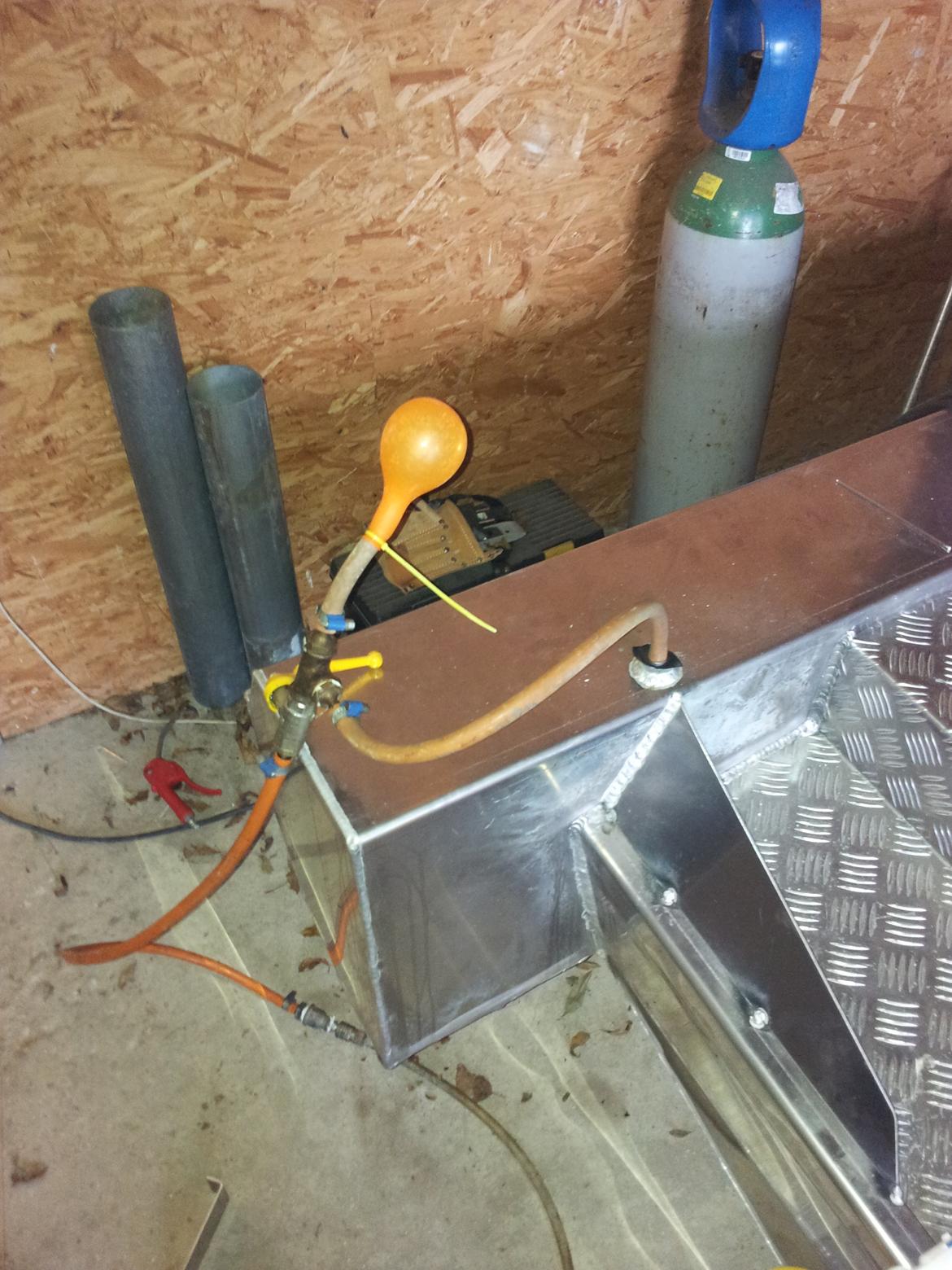 Alu-Ketch alu ponton båd - lækage søgning med trykluft og ballon som overtryks sikring billede 34