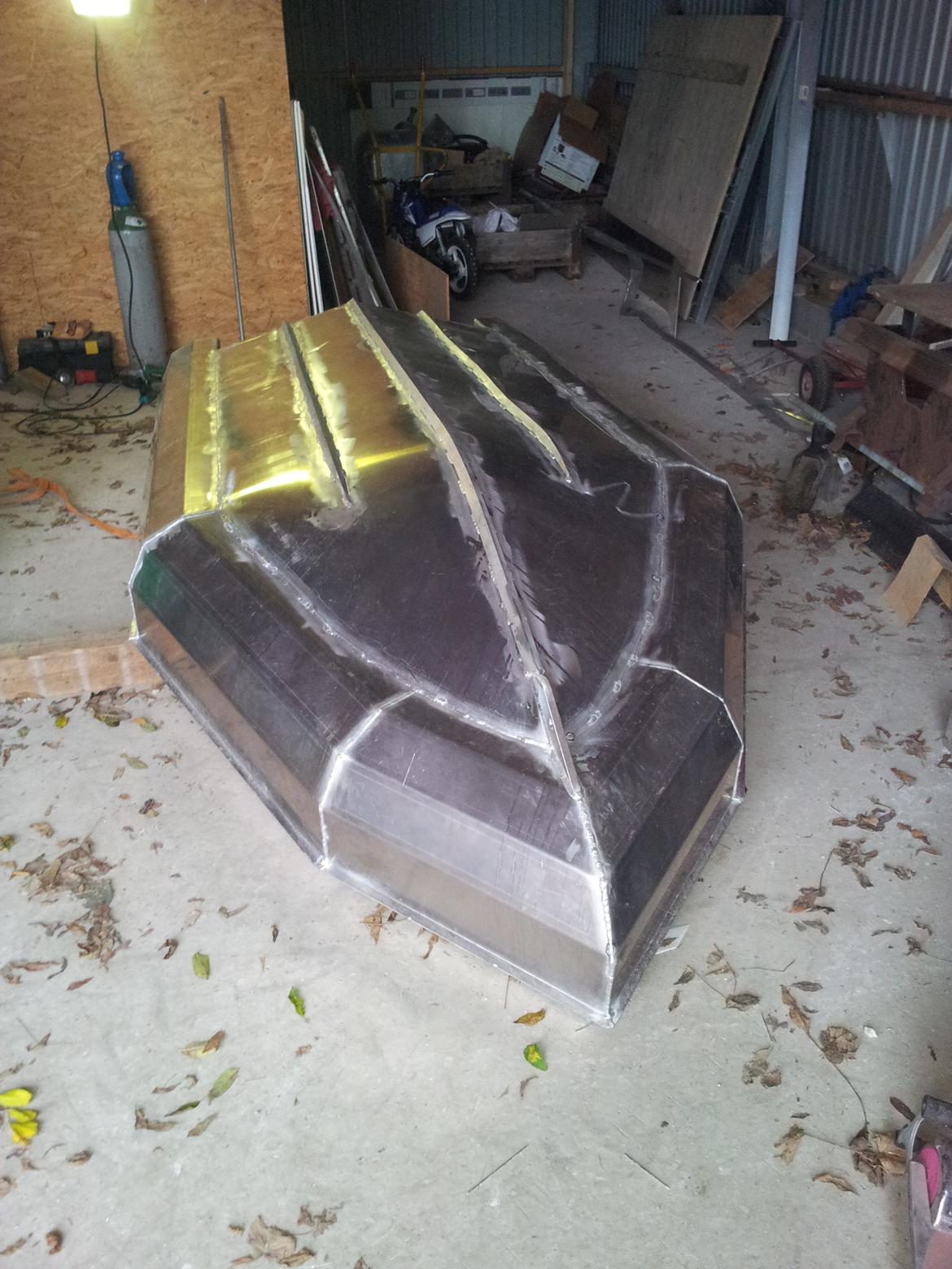 Alu-Ketch alu ponton båd - så er det ved at være ved vejs ende, er desværre løbet i nogle thermiske problemer. men det bliver der kompenseret for på den næste billede 35