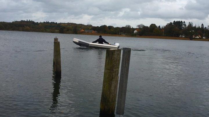 Alu-Ketch alu ponton båd - så er der prøvesejlads ! med en mand er den oppe at plane med det samme, sejler vel næsten 20 knob, og er uhyre stabil. billede 36
