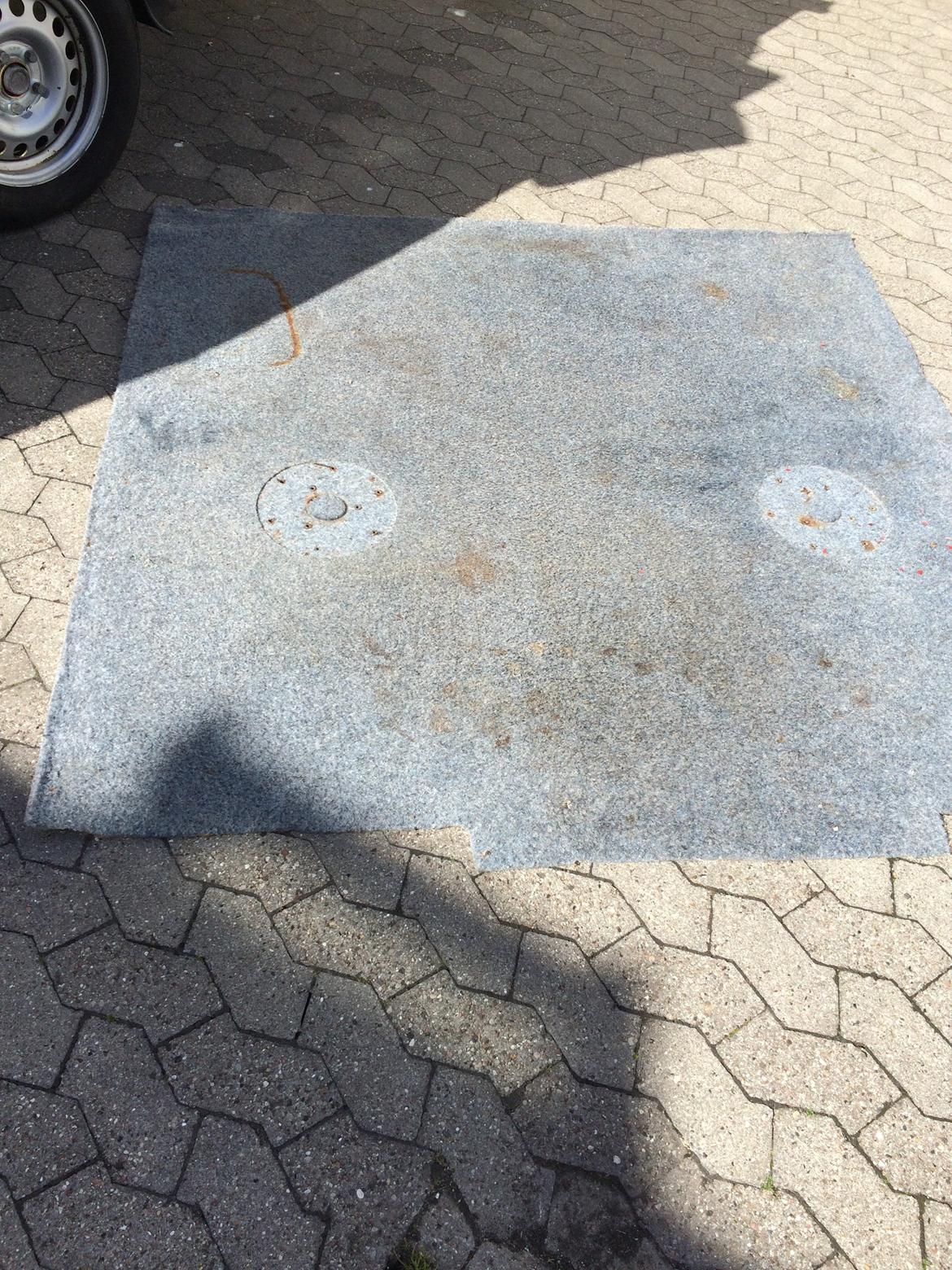 Shetland 570 - En mink har brugt båden som hule hos den tidligere ejer - hold da kogle, hvor kan sådan en lille fætter svine cockpit tæppet. Bare se billederne fra kahytten..... ;(   Nå - nyt tæppe, så går det nok :) billede 11