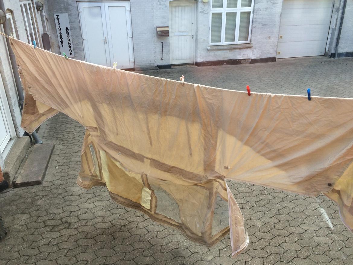 Shetland 570 - 6 timer i lunkent vand med finvaskemiddel. 6 timer i "Vanish" vand. 6 timer i Eddikevand. Skylle og tørre mellem hver vask. Så blev den fin :) billede 14