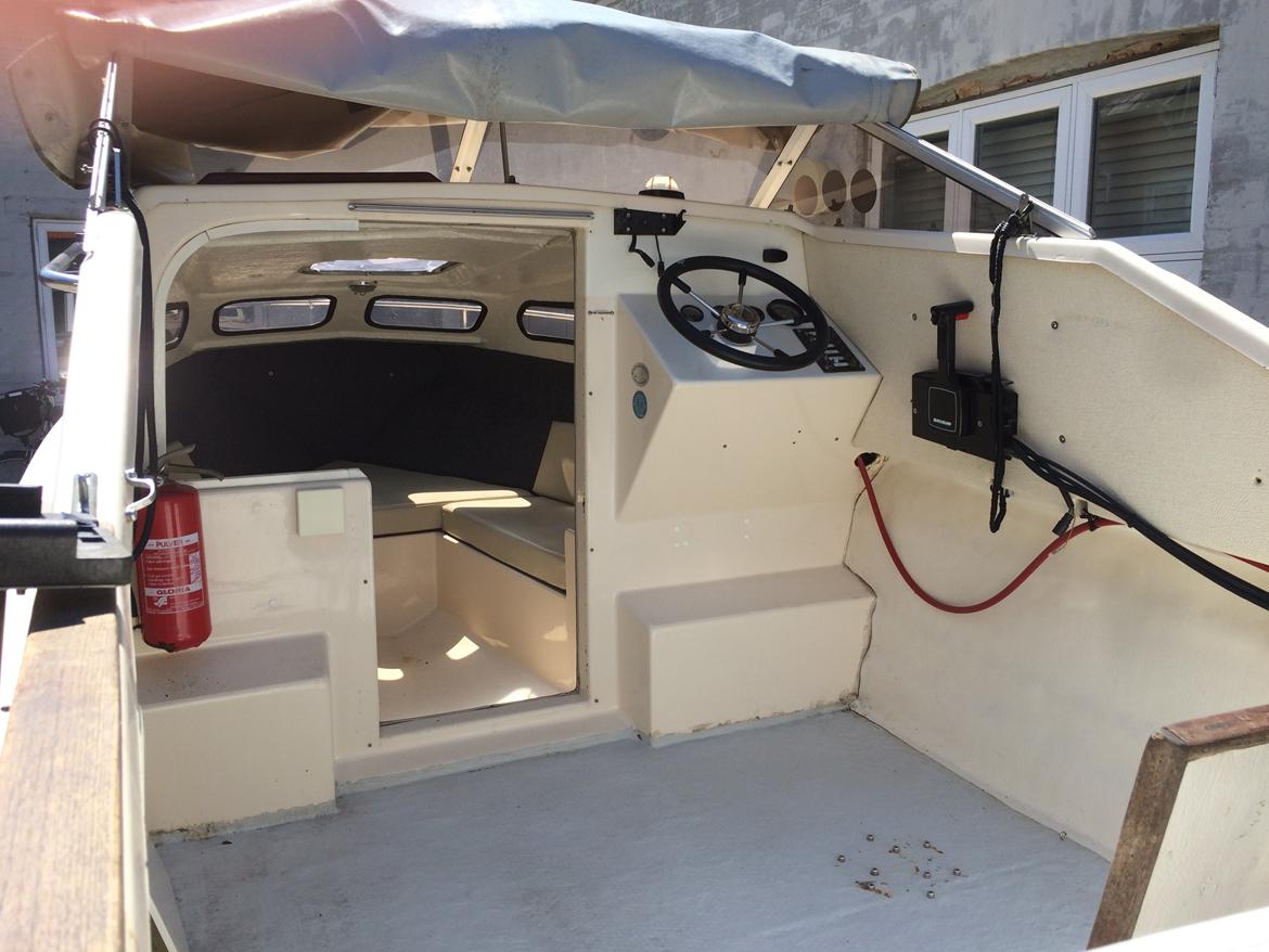Shetland 570 - Cockpit og kahyt - før tæppe og stole. billede 22