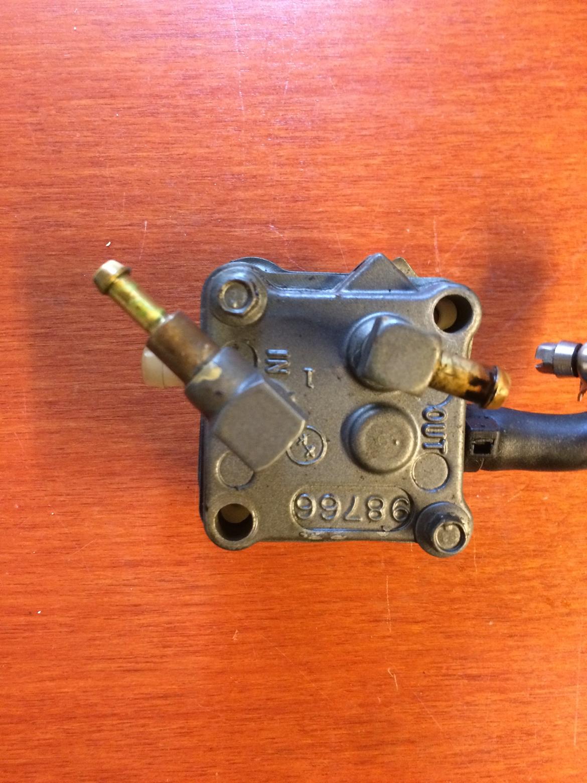 Shetland 570 - Motoren ggik noget ujævnt, og smed benzin direkte ud i vandet. Så af med benzinpumpen, og finde en flænge i den ene membran. Nye membraner og pakninger - og VUPTI!!! Det virker! billede 29