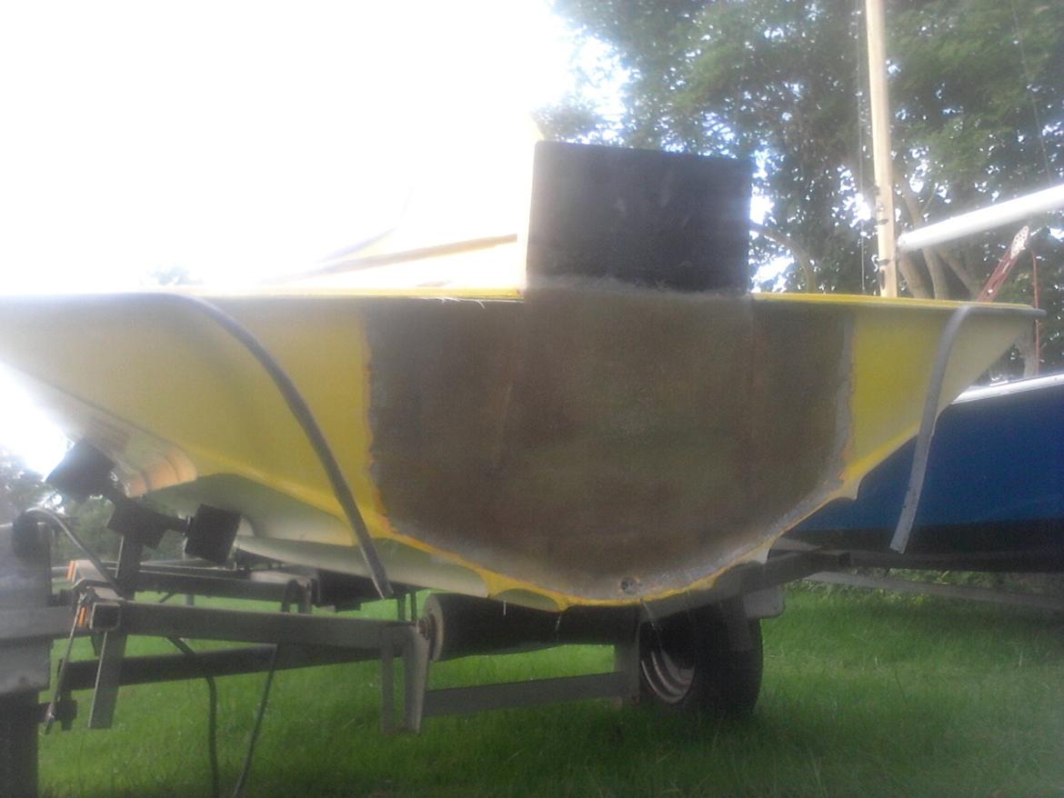 X Winrace 13 - Støbe, slibe, støbe. 6 lag rowingmåtte og seks lag glasfiber. Og fik så lige 4 ekstra lag indvendig, nu jeg var i gang billede 13