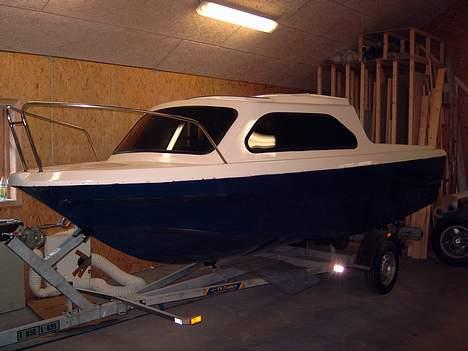 Shetland 498 - her er den næsten færdig, der mangler lige et vindspejl også i tonet acryl, fenderliste, motor og ekstra udtyr billede 1
