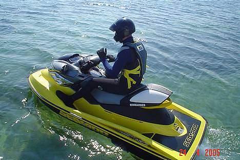 Seadoo RXP - Stadig først på sæssonen, derfor hjelm på. Læg mærke til dampen bag maskinen. billede 5