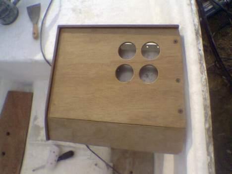 Limbo 12 - Styrepulten igen... bemærk den lille detalje at der er øl og sodavands holder i :P billede 8