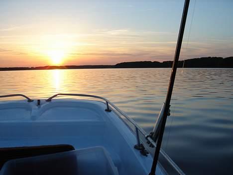 Dory Styrepultsjolle - Solnedgang, fladt vand, blink i vandet og en bajer i hånden billede 8