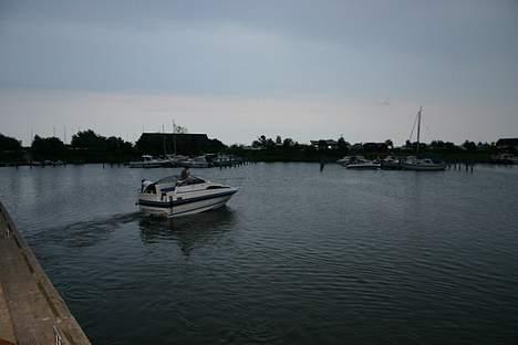 Bayliner 2155 SB -SOLGT - - Dette er dens jomfru tur og det gik flot, efter et par justeringer af vinkel på proppelen. billede 10