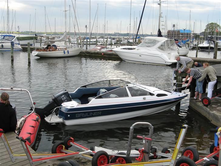 Bayliner 1952 - Båden i vandet i skive billede 1