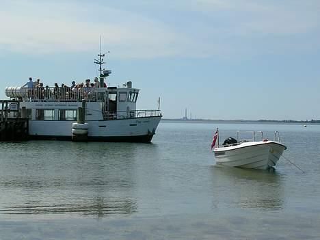 Ryds 435 DL - En Strandtur til Enebærodde, "svanen" turbåd i baggrunden billede 7