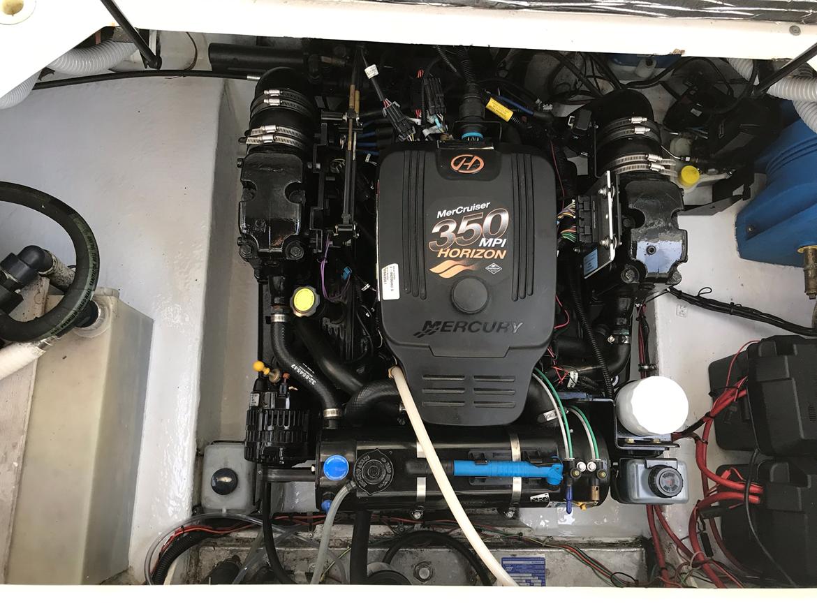 Bayliner 2655 Ciera - Motorrum gjort rent og malet 2018 billede 23