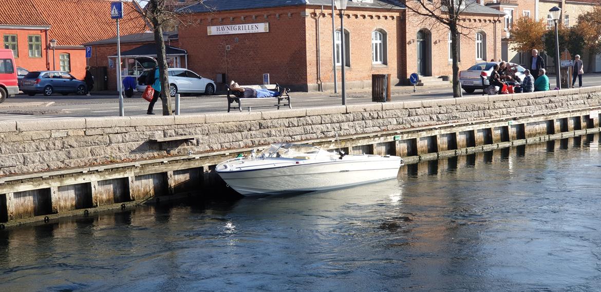 Sea Ray SRV 180 - Her ligger hun og ser godt ud ved Skælskør havn. billede 16