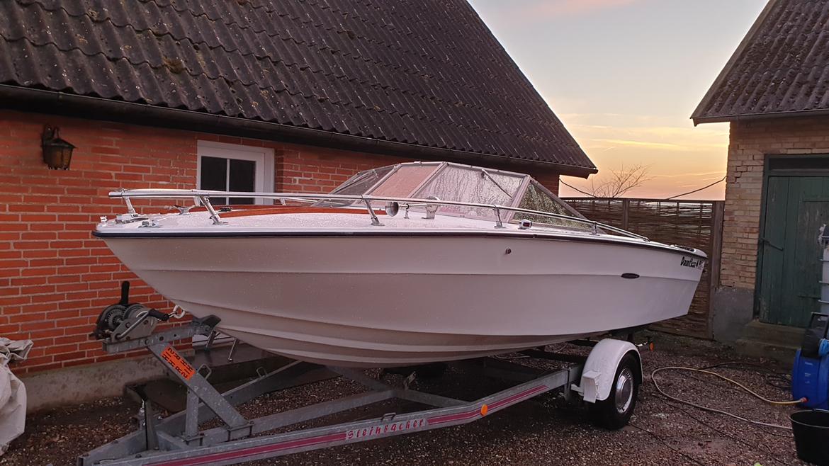 Sea Ray SRV 190 "Dauntless" - Opstart foretaget, og gik efter bogen. Sæderensning forestår endnu... nu står jeg blot og nyder synet i aftensolen... billede 1