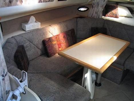 Bayliner 3055 - Her har konen fundet et rart sted at være på båden  billede 5