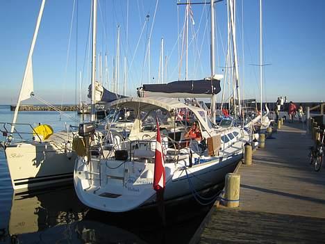 Jeanneau 40,3 - cockpitteltet bruges som solsejl alle siderne kan klappes af sejerø 22. juli 2006 billede 15