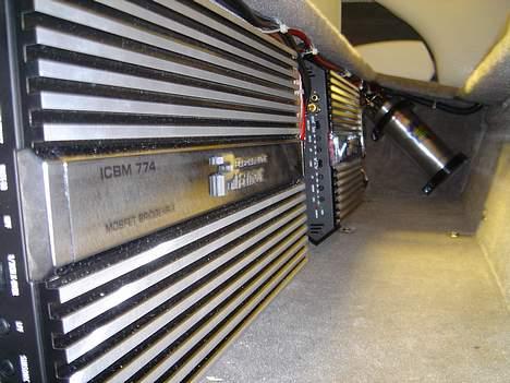 Stingray 185LX - Vinterprojekt! To stk. forstærkere instaleret i opbevarings under bagerste sæde billede 5
