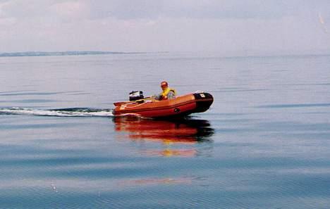 X Tidligere både - Min gode gamle Zodiac Cadet 310. Her med 4 HK Yamaha, senere 10 HK Mariner Magnum og sidst med 25 HK Mariner-rimelig effektiv på en lille gummibåd der kun vejer 38 kg.!!! billede 16