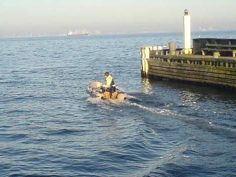 Quicksilver Gummibåd 260 - Til Salg - På vej ud af havnen. billede 2
