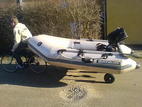 Quicksilver Gummibåd 260 - Til Salg - Så skal der sejles :-) Turen til stranden er på ca. 100 m. Ingen problemer på cykel. billede 3