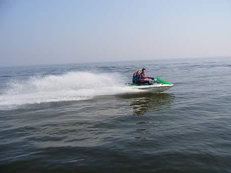 Seadoo bombardier gtx SOLGT - første tur... og det er skønt hehe.. lillebror sidder bagpå. han er mindst lige så  vild med det som jeg selv hehe billede 2