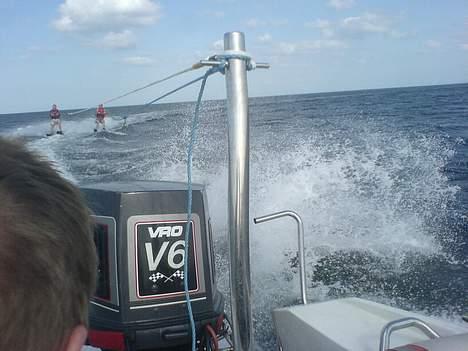 Fletcher GTO 160 SOLGT - 2 af vennerne på vandski efter båden :) billede 9