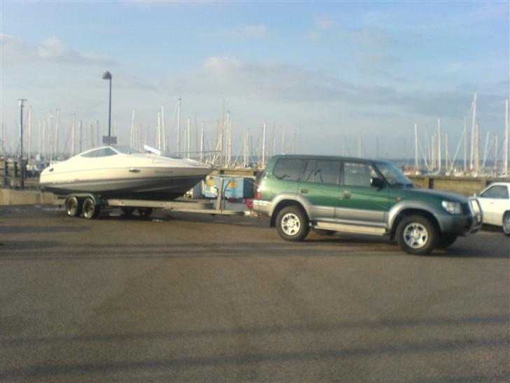 Bayliner 2252 Capri V8*DØD* - heh, den stoe landcruiser blev pludseligt meget lille... heh billede 2