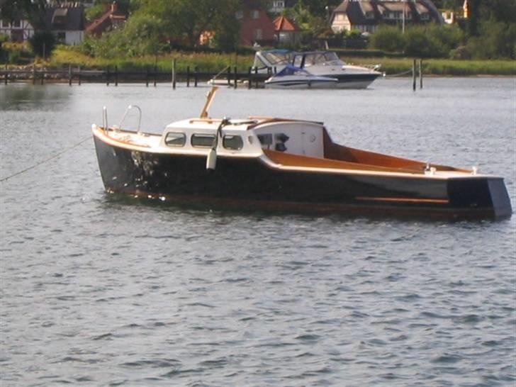 C Chalup  træbåd - Her ligger hun for svej i Troense , kort før afgang mod Gilleleje billede 2