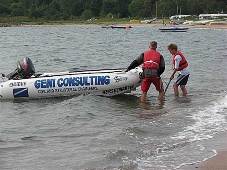 Gummibåd Gemini Zapcat - Båden kan søsættes fra stranden med en speciel jollevogn.  billede 6